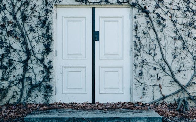 Slim wonen met een deur met bewegingssensor